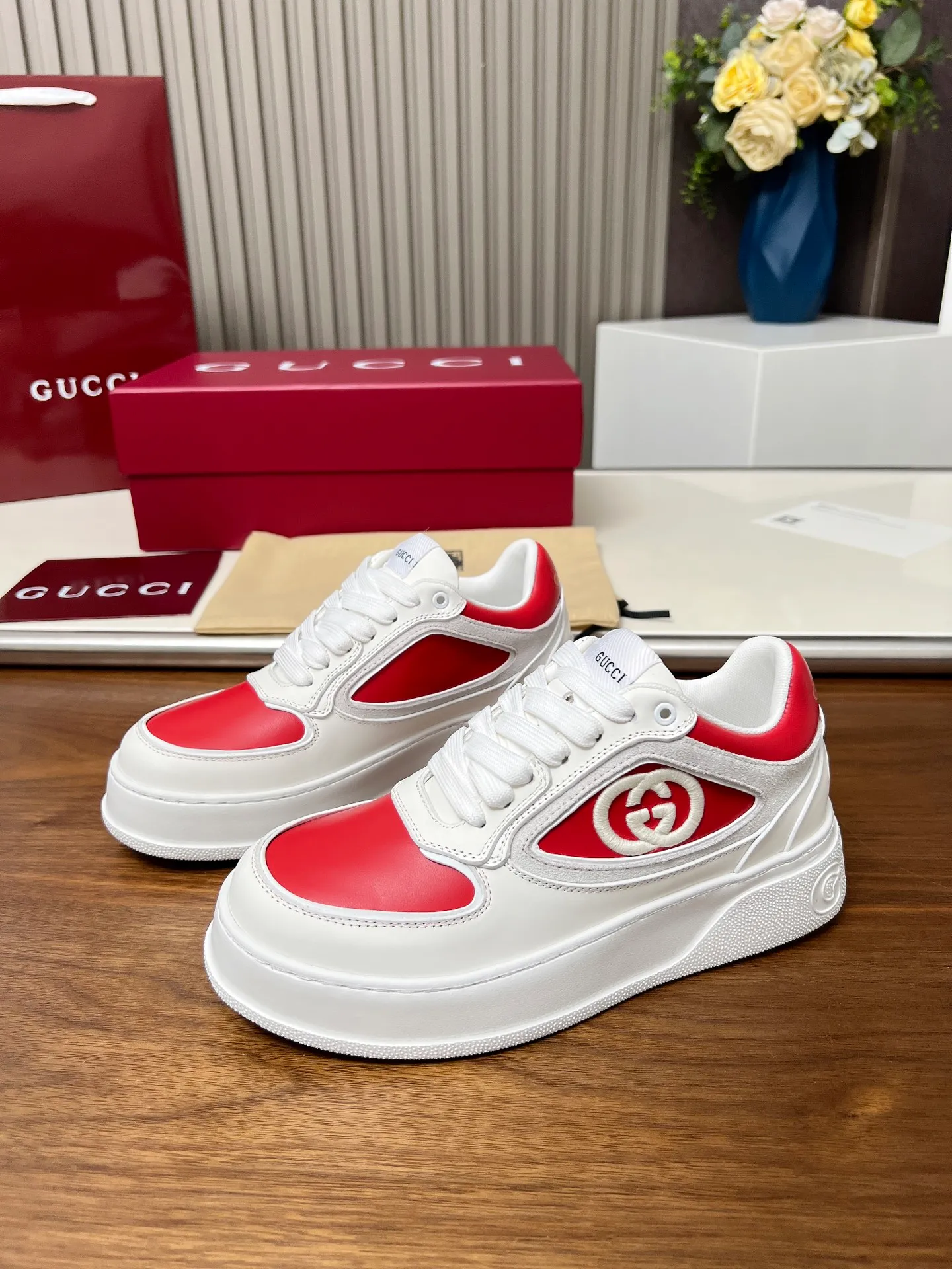 👟👟Ex-factory price 560👟👟Gucci casual sneakers, top version! Oil edge craftsmanship🌸🌸🌸1:1 reproduction. New model for early spring, creating a perfect style💣💣💣street style🔥🔥🔥Cool and stylish C-position fashionable outfit with retro and futuristic feel🌹🌹🌹Classic shoe shape, showing exquisite texture! Open mold to customize high-density outsole. Comes fully packaged. Size: Female 35-46. Fabric: Imported cowhide...men and women